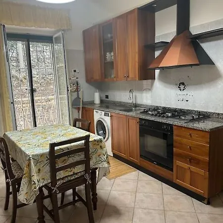 Mami, A 10 Minuti Dall'acquario *